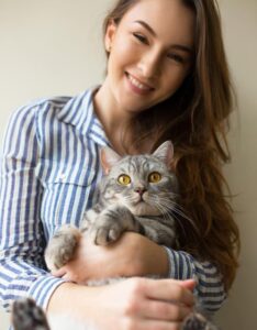 5 Beneficios de Adoptar un Gato